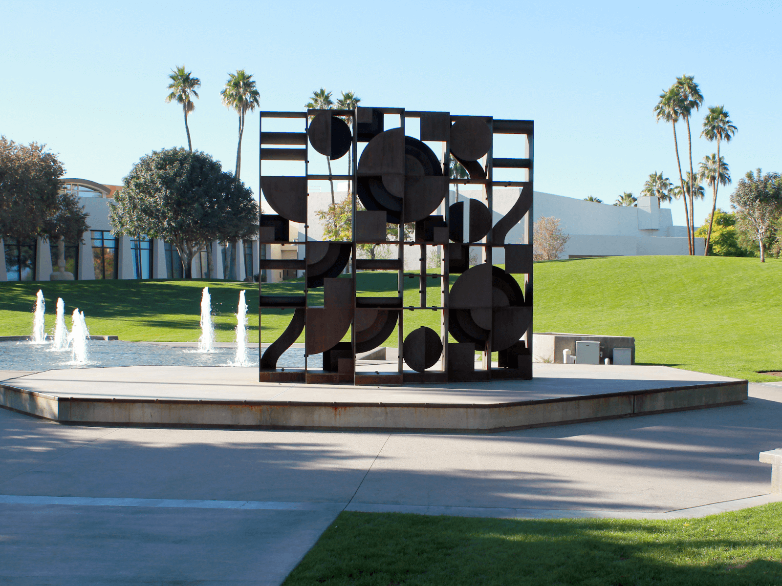 L'impact durable de l'art environnemental de Louise Nevelson
